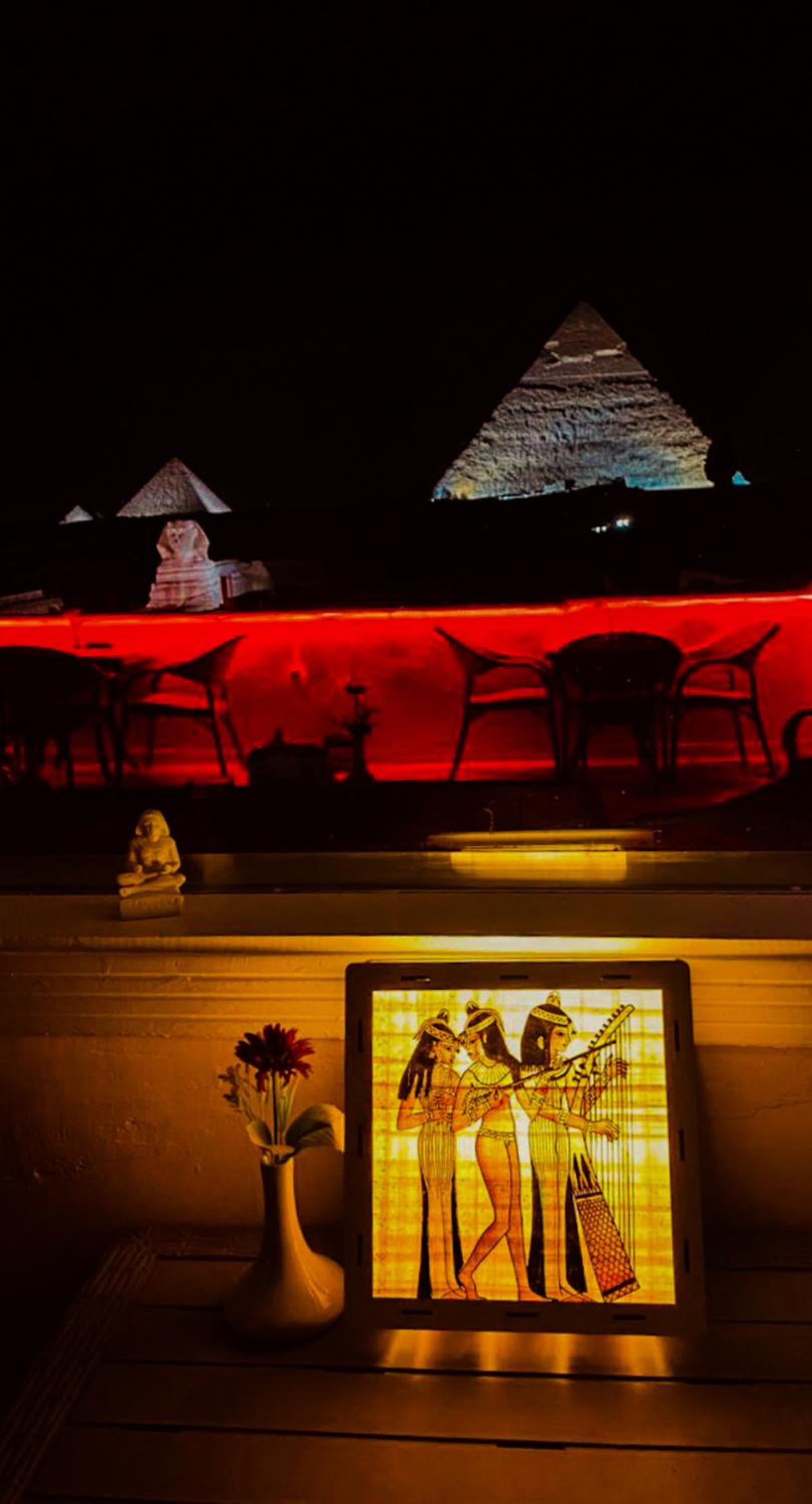 Seven Pyramids View Inn - Rooftop Breakfast