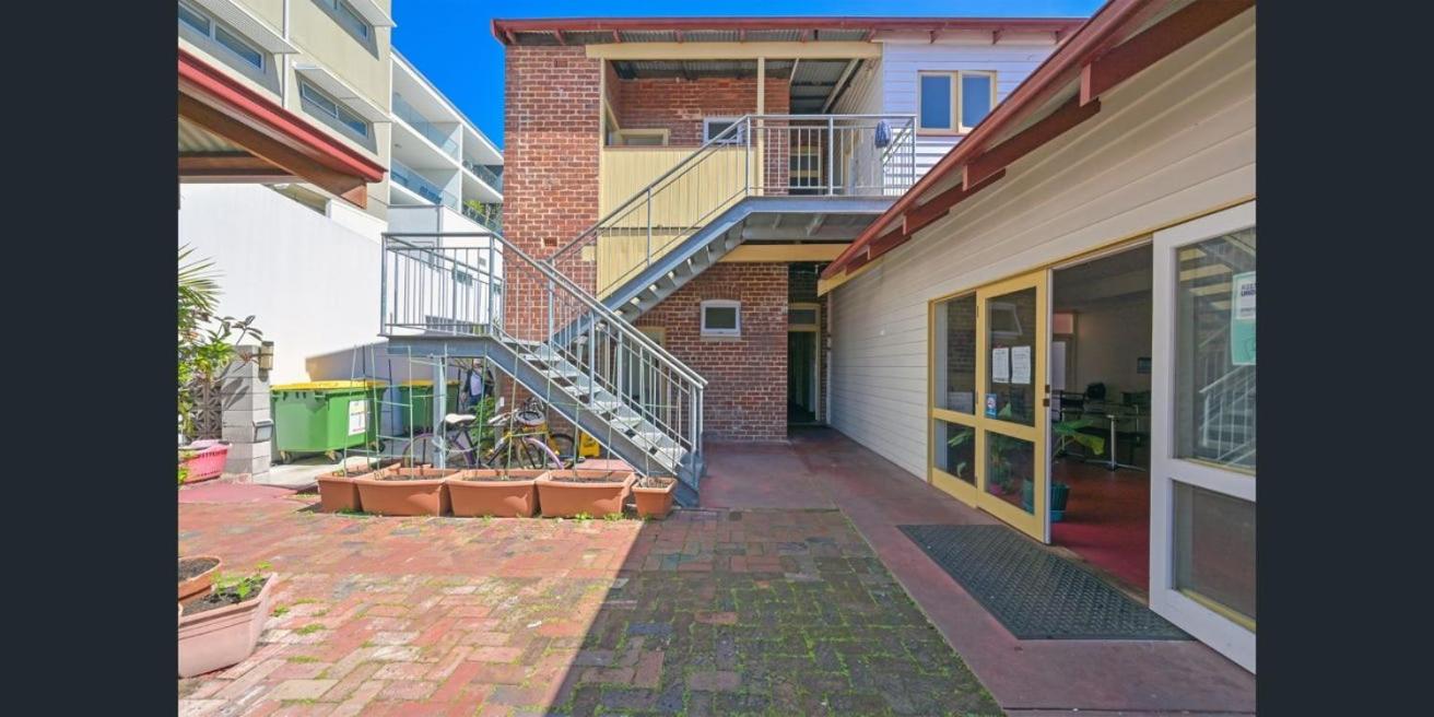 Emu Backpackers Perth - note - Valid Passport required for check in