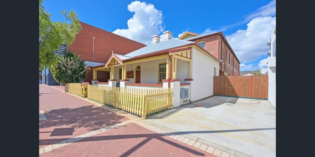 Emu Backpackers Perth - note - Valid Passport required for check in