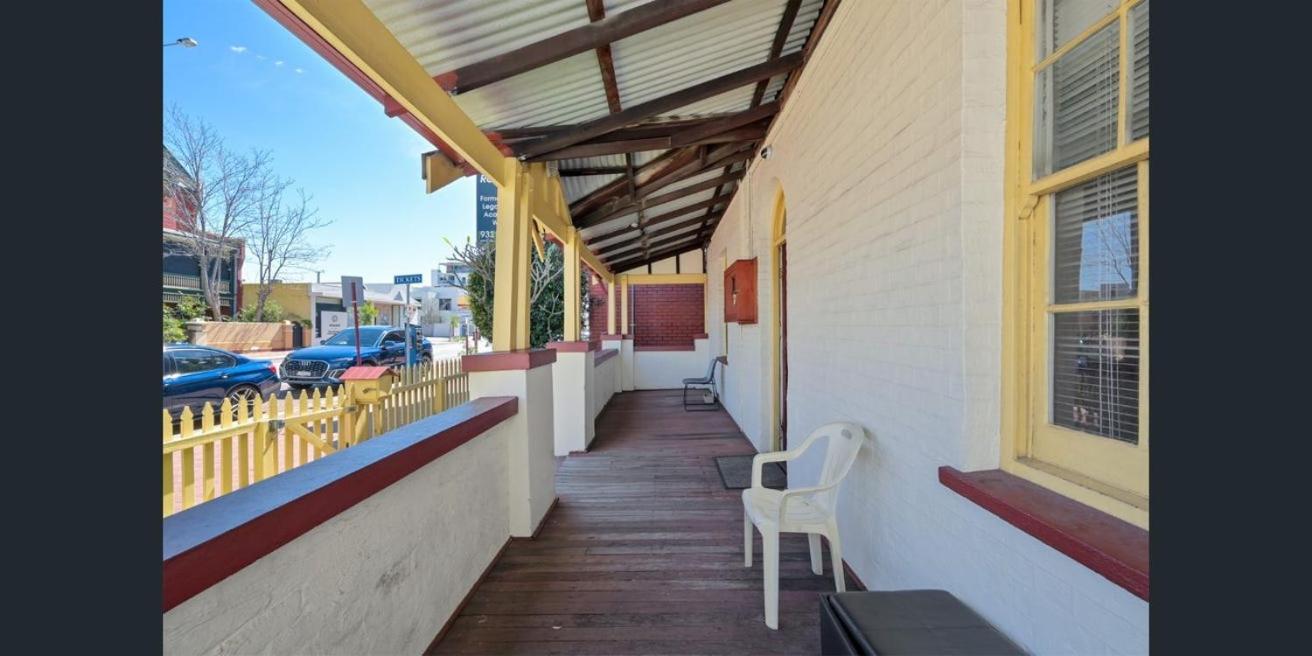 Emu Backpackers Perth - note - Valid Passport required for check in