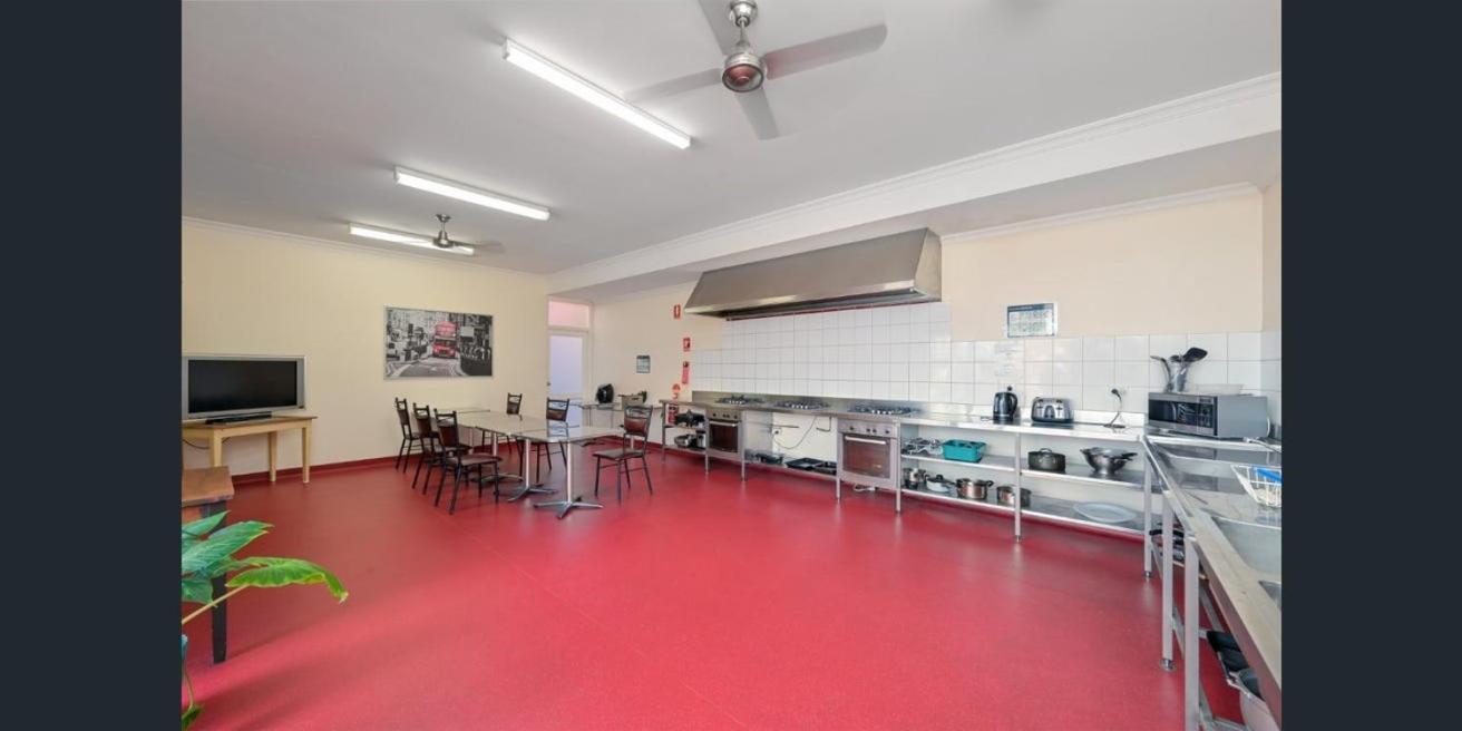 Emu Backpackers Perth - note - Valid Passport required for check in