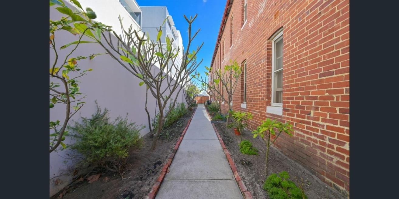 Emu Backpackers Perth - note - Valid Passport required for check in