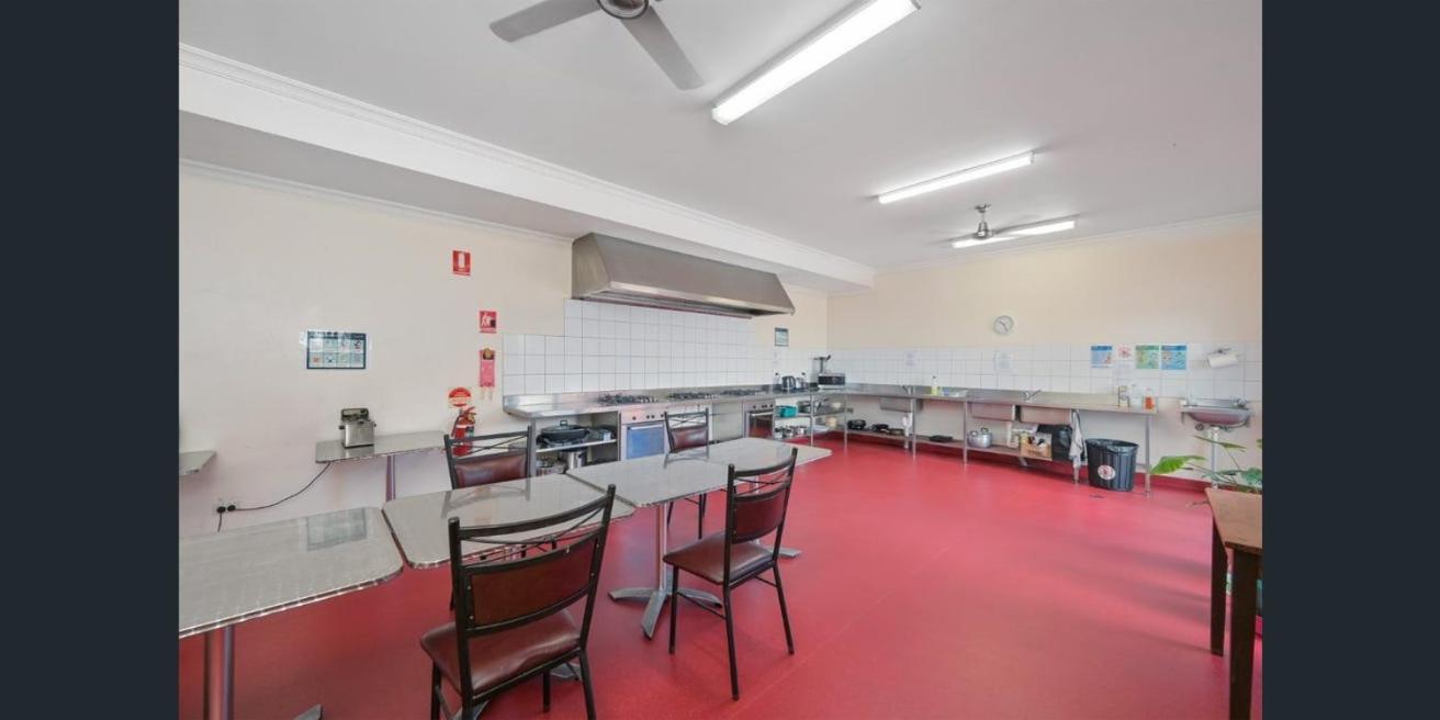 Emu Backpackers Perth - note - Valid Passport required for check in