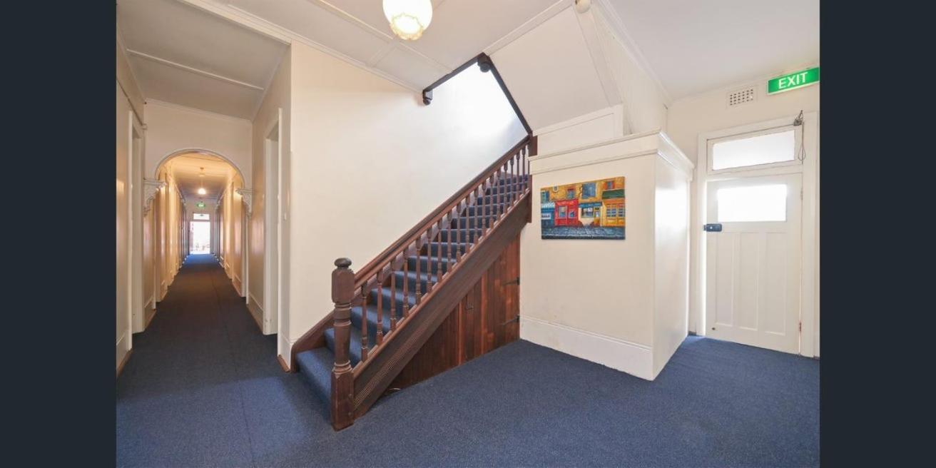 Emu Backpackers Perth - note - Valid Passport required for check in