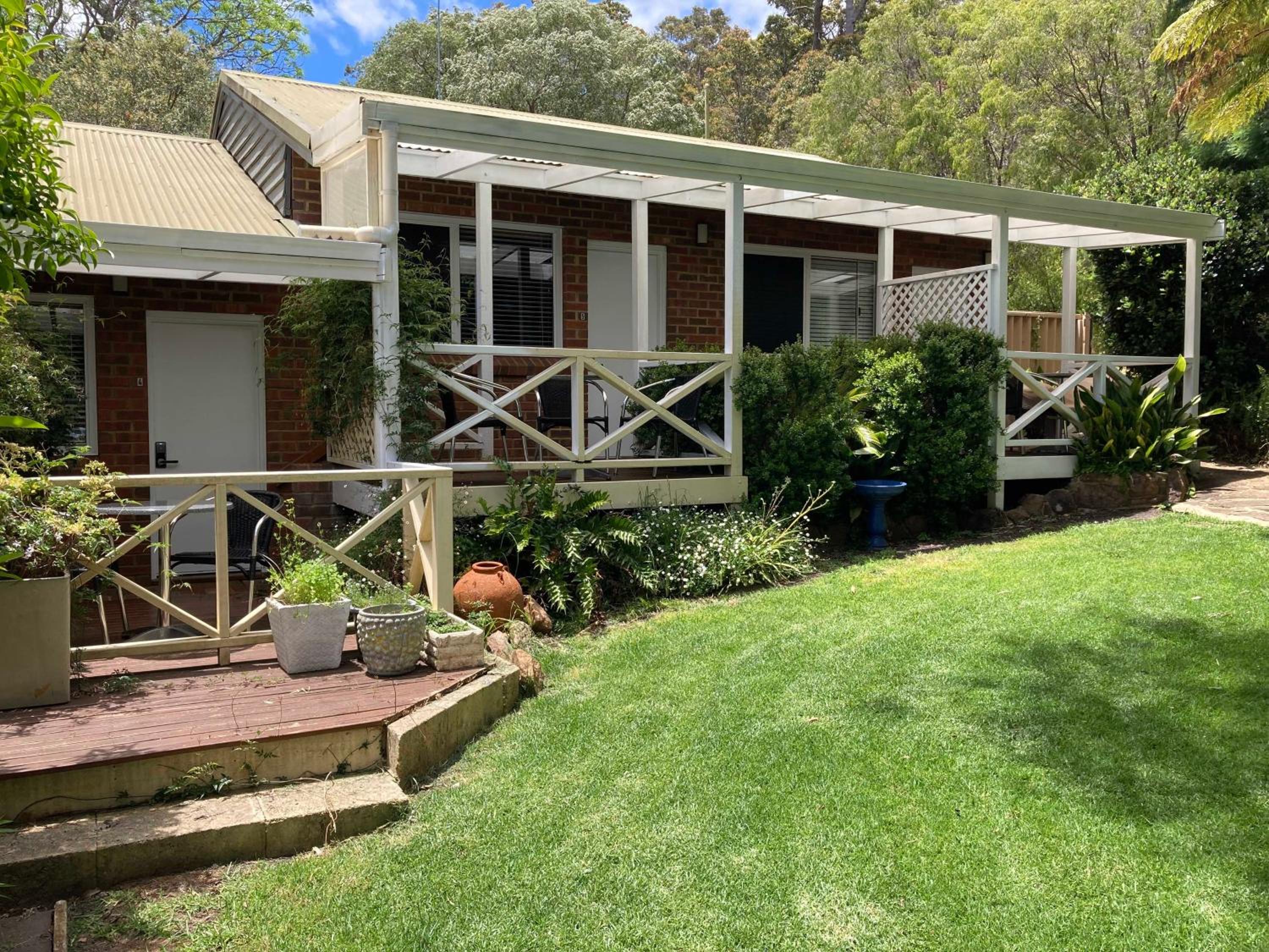 Hotel Edge Of The Forest Motel - Image 1