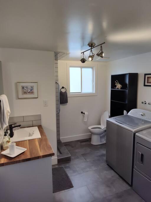 Tranquil & Tasteful One Bdrm Private Suite NE