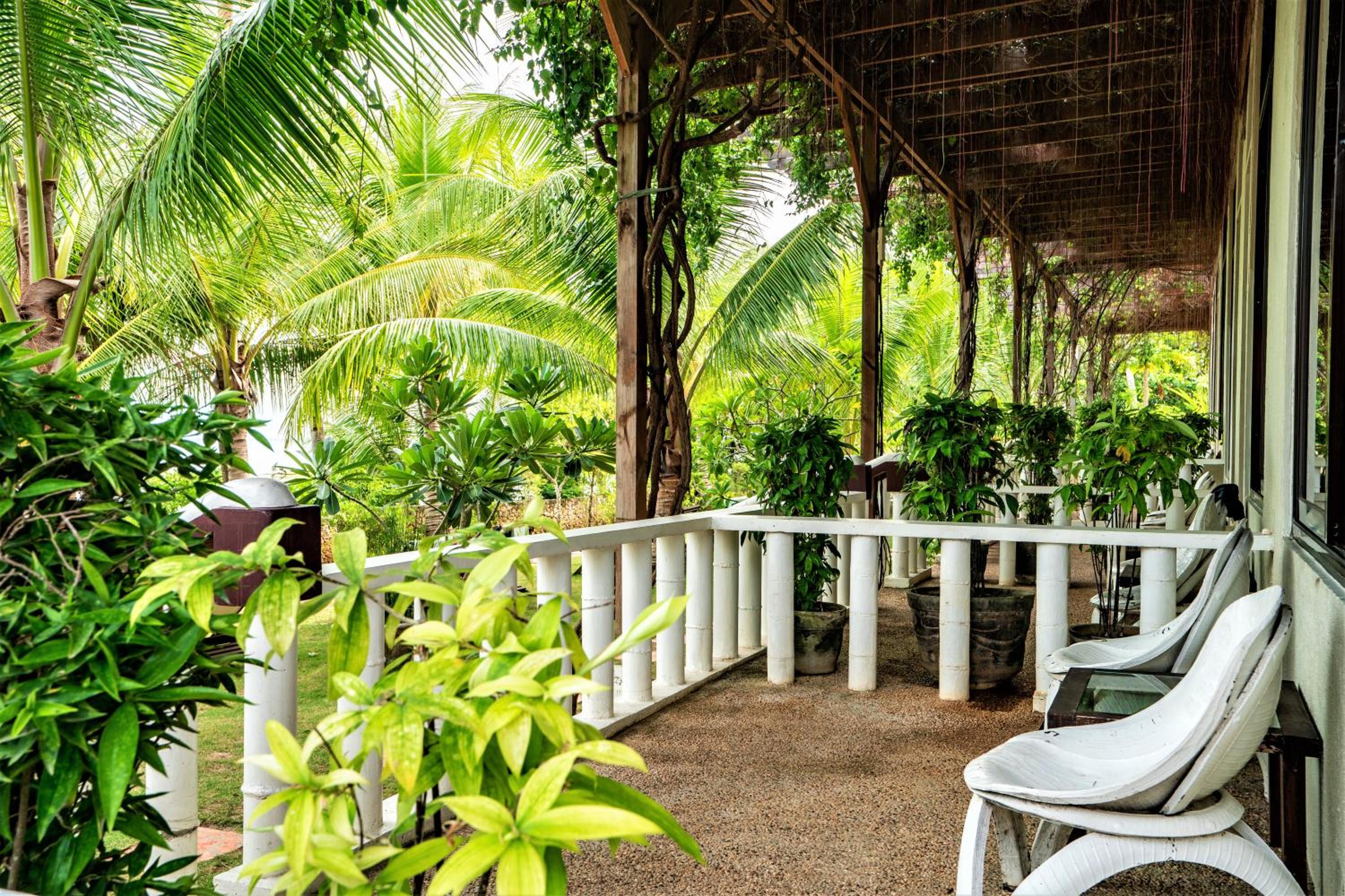 Island View Beachfront Resort