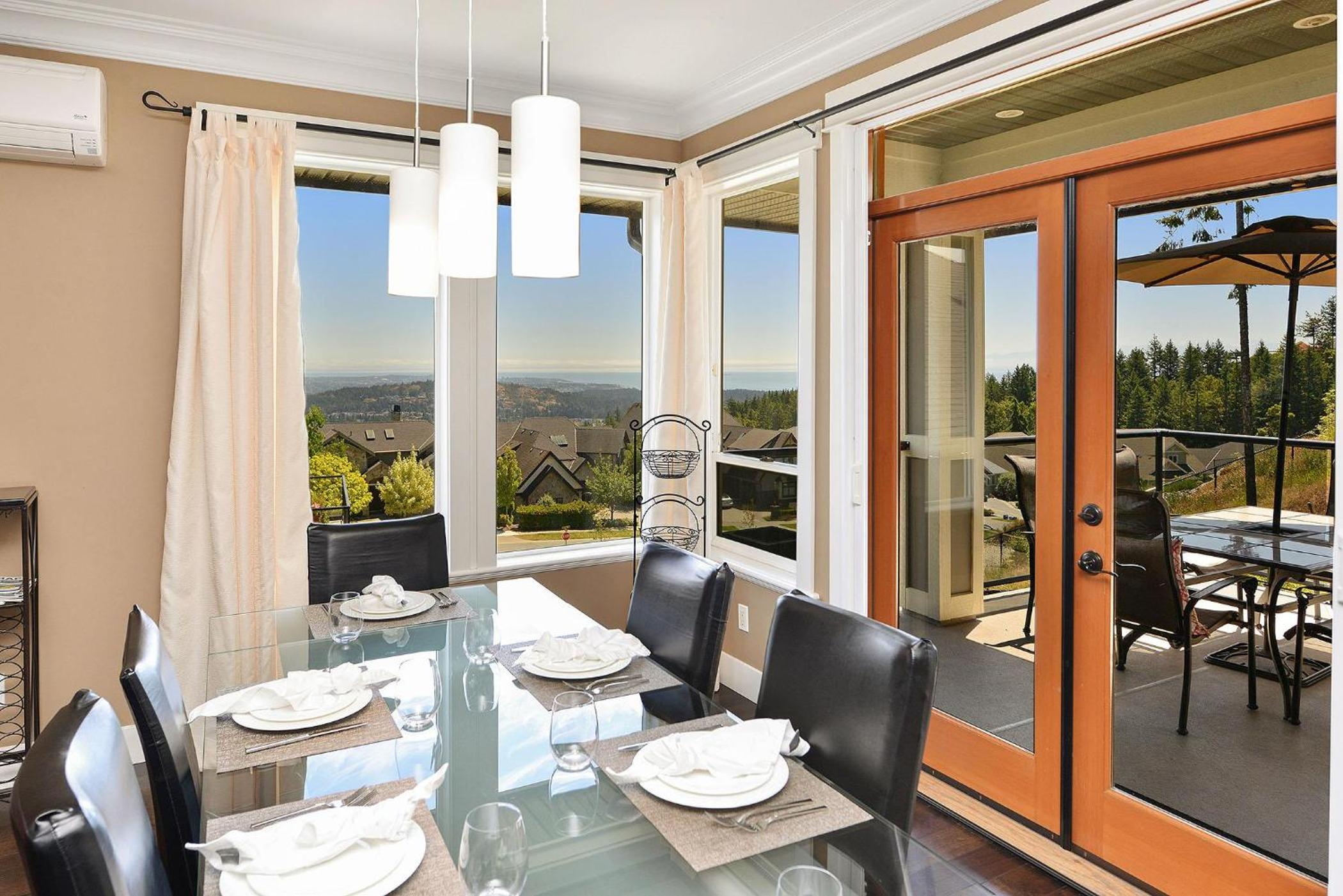 Nature's Gate Executive Estate by EMR Vacation Rentals