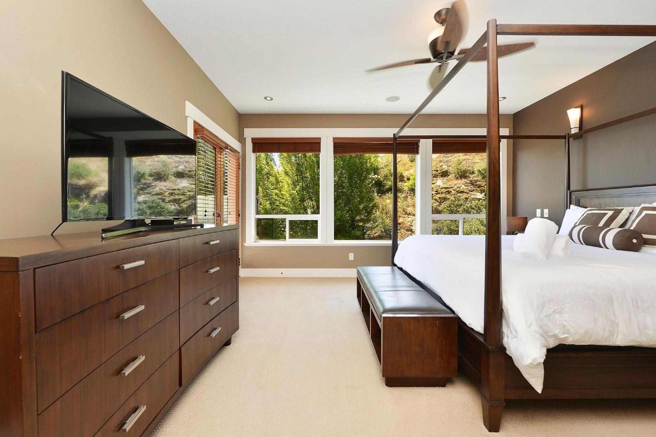 Nature's Gate Executive Estate by EMR Vacation Rentals