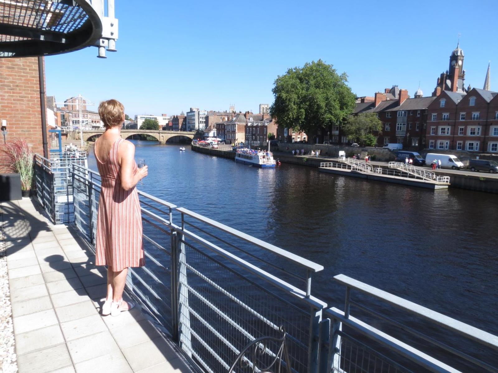 3 Emperors Wharf with Stunning River Views