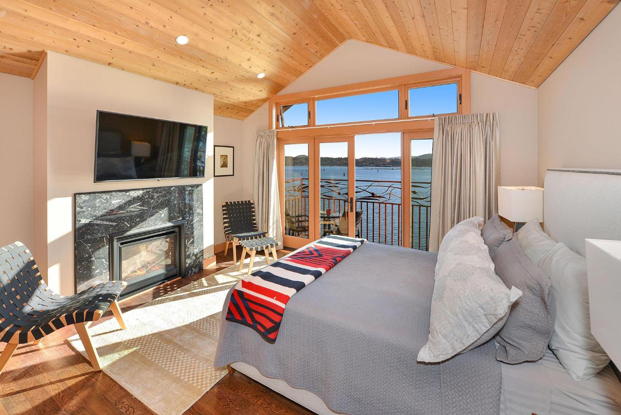 Salishan Tree House Suite by EMR Vacation Rentals