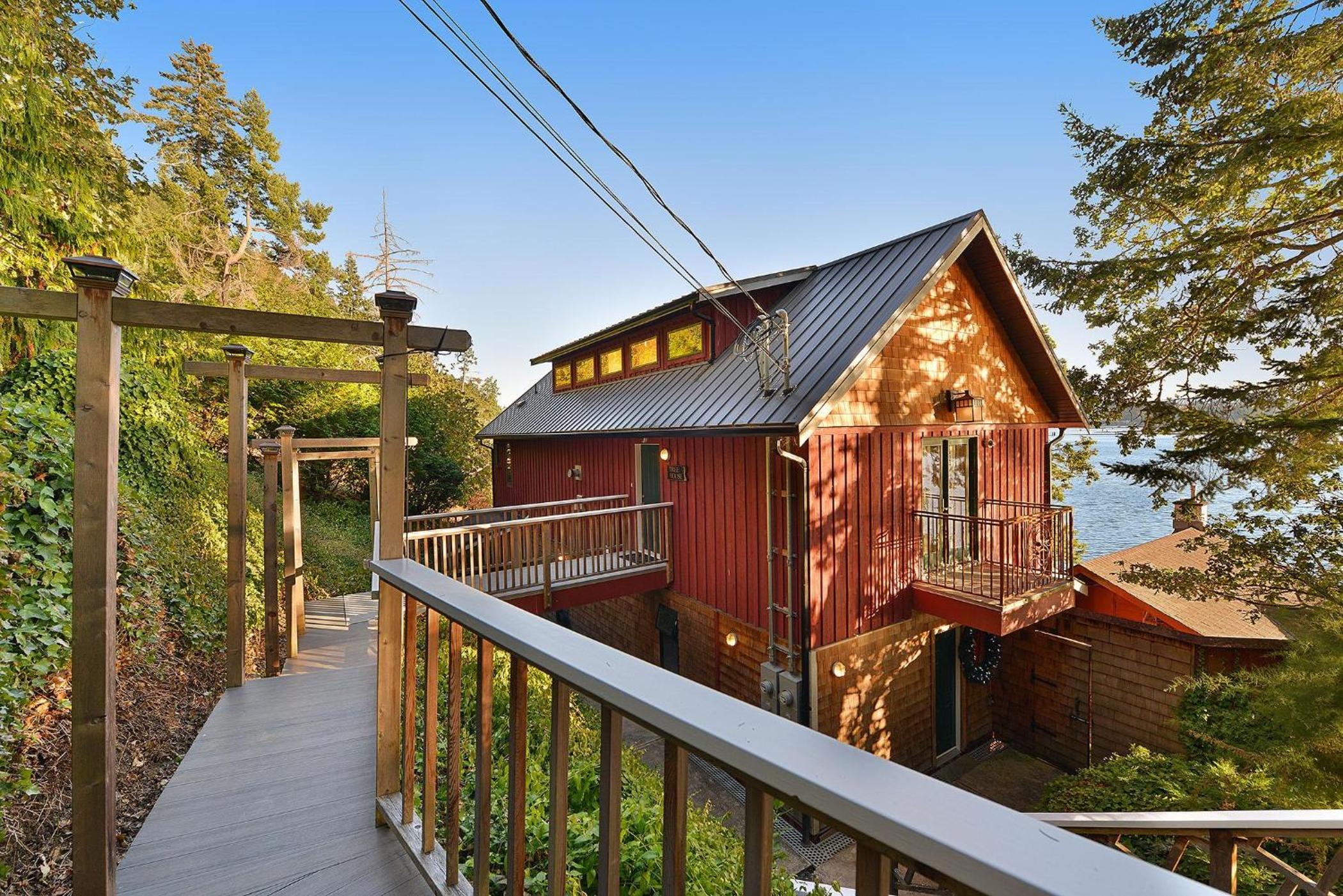Salishan Tree House Suite by EMR Vacation Rentals