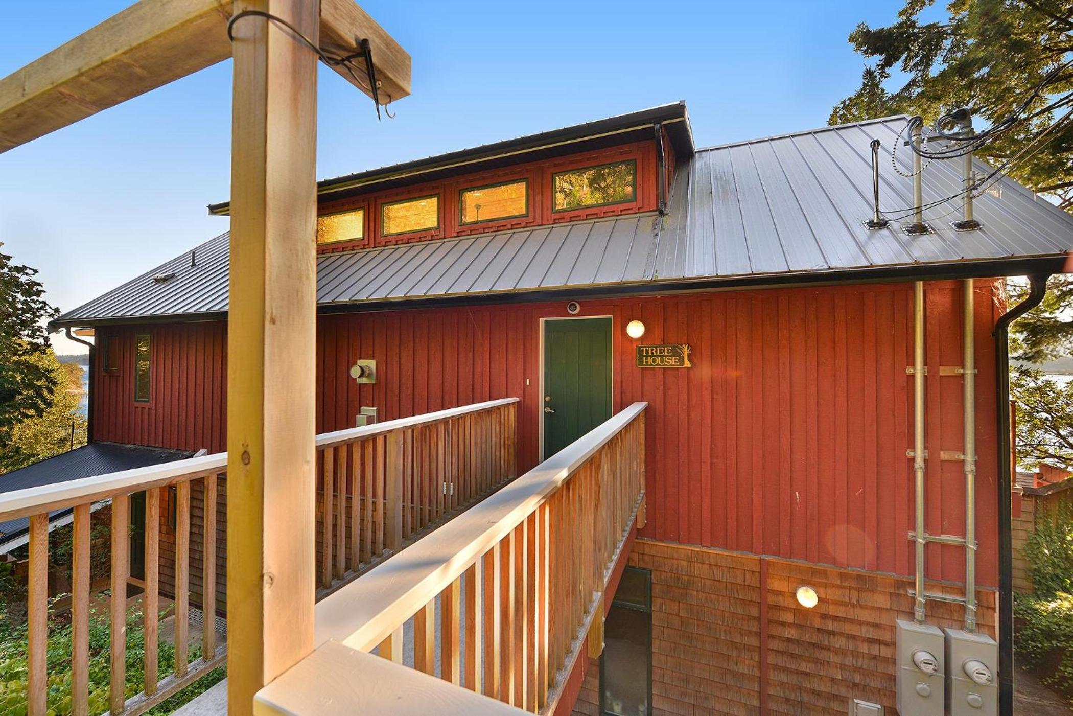 Salishan Tree House Suite by EMR Vacation Rentals