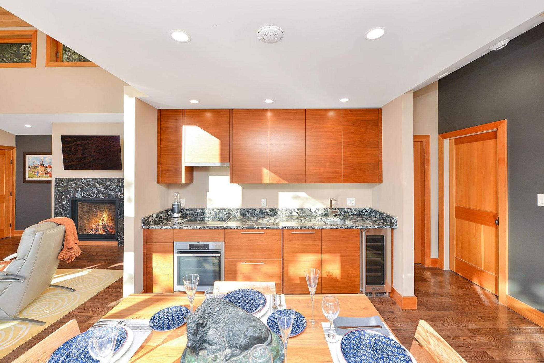 Salishan Tree House Suite by EMR Vacation Rentals