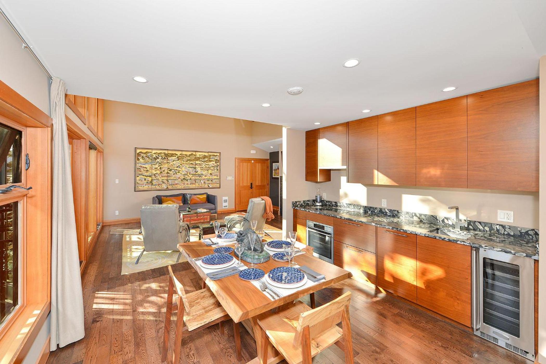 Salishan Tree House Suite by EMR Vacation Rentals