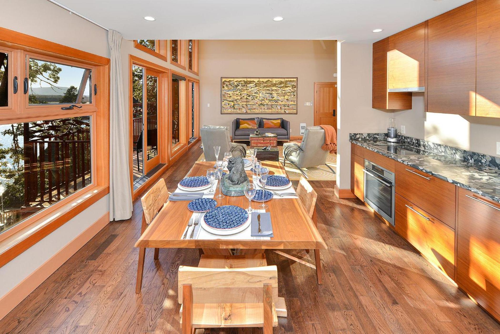 Salishan Tree House Suite by EMR Vacation Rentals