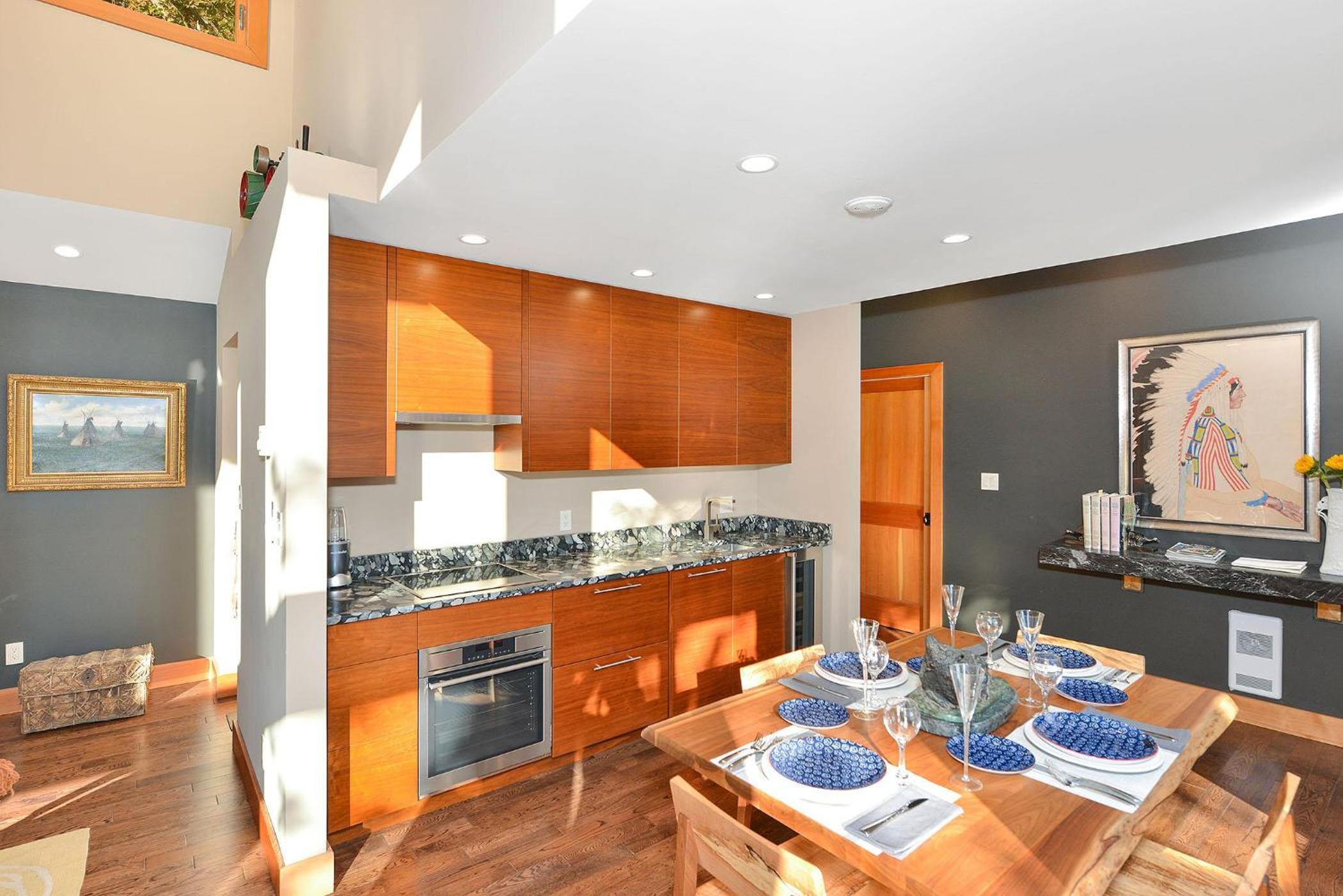 Salishan Tree House Suite by EMR Vacation Rentals