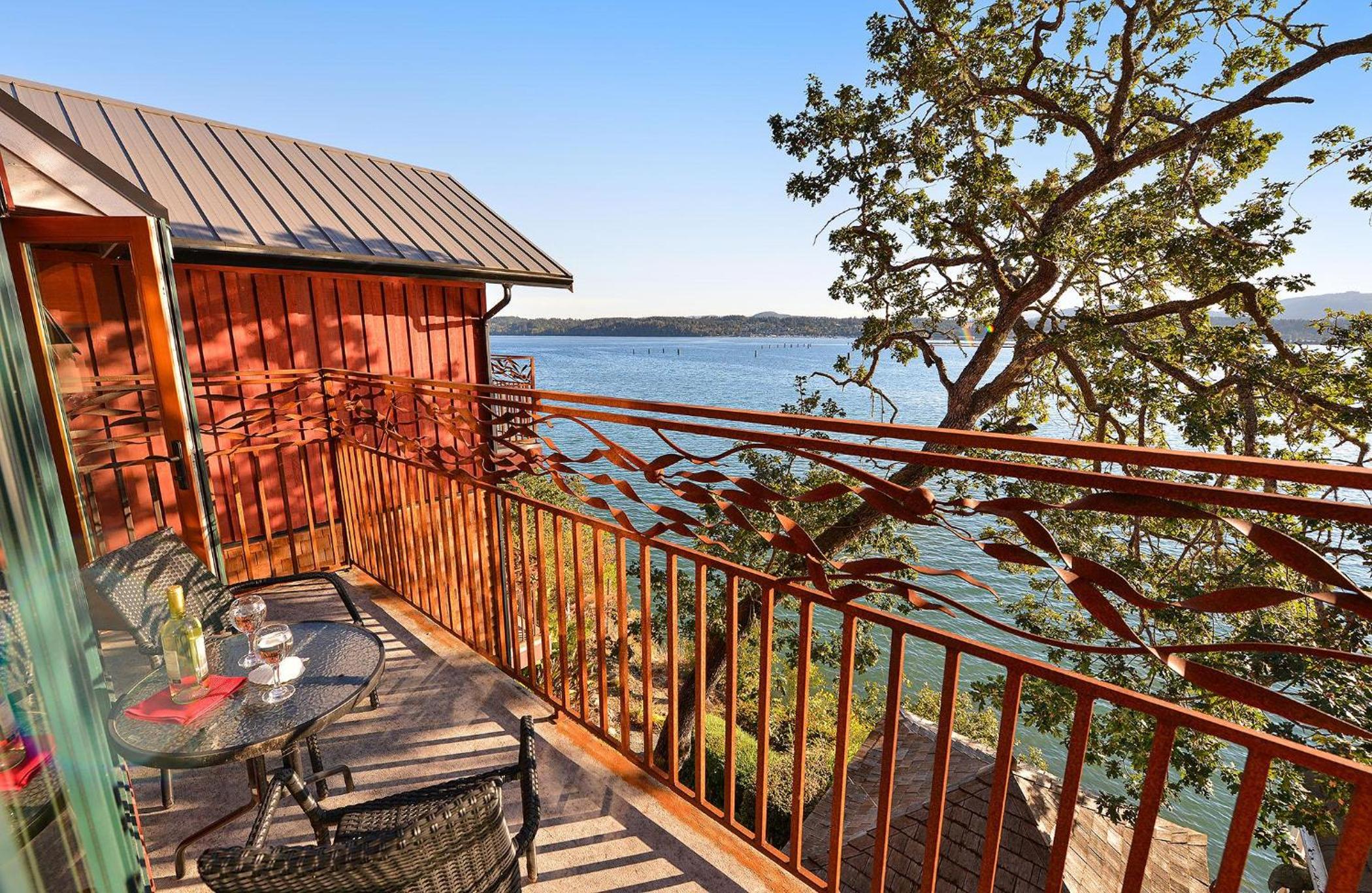 Salishan Tree House Suite by EMR Vacation Rentals