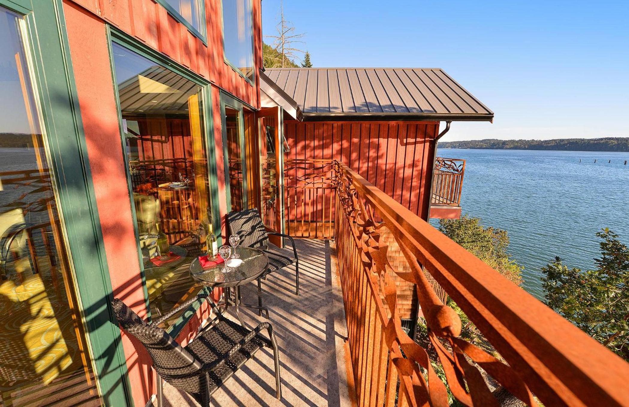 Salishan Tree House Suite by EMR Vacation Rentals