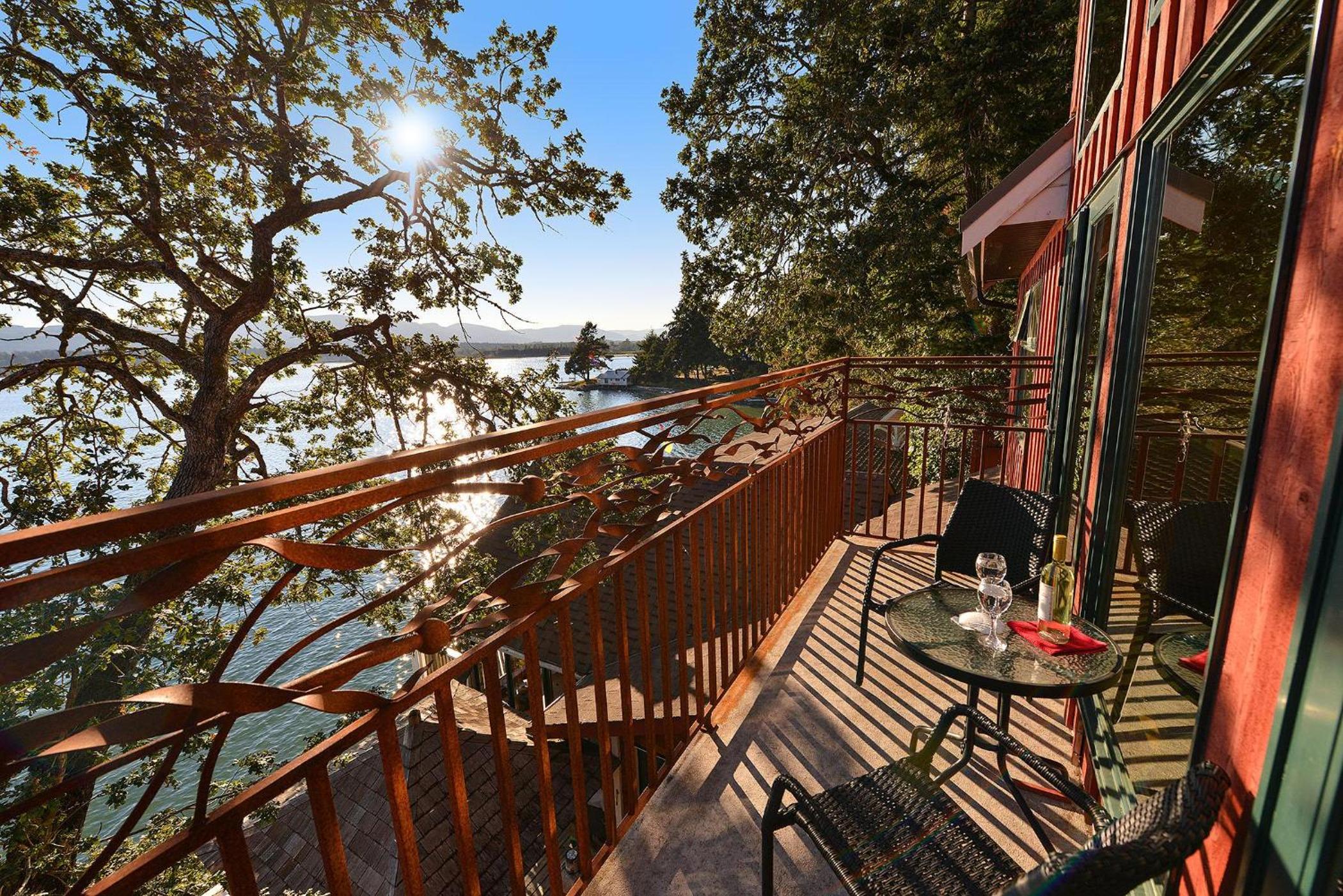 Salishan Tree House Suite by EMR Vacation Rentals