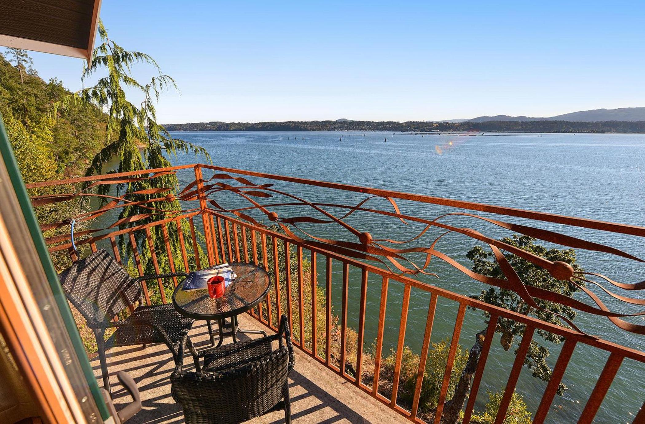 Salishan Tree House Suite by EMR Vacation Rentals