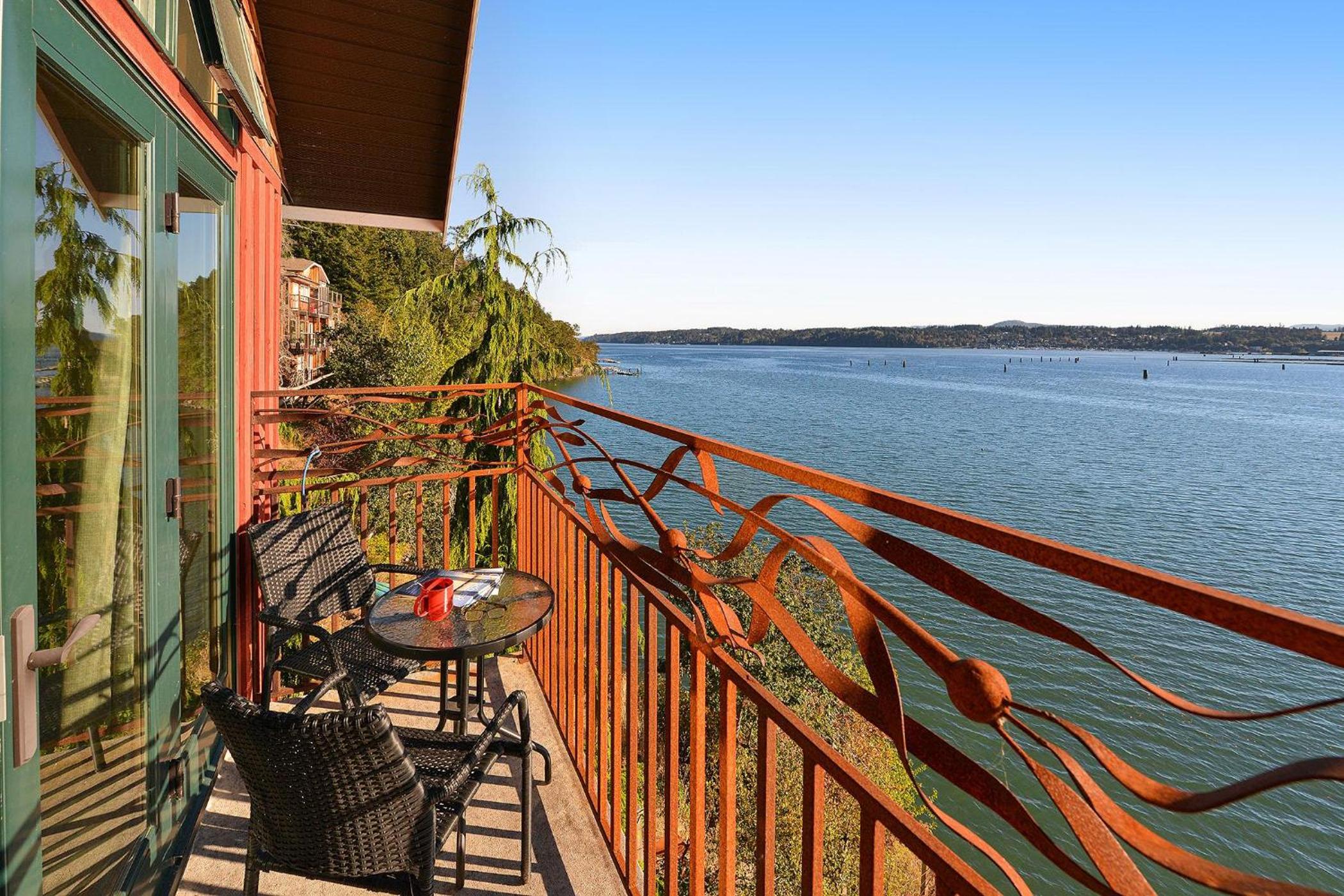 Salishan Tree House Suite by EMR Vacation Rentals