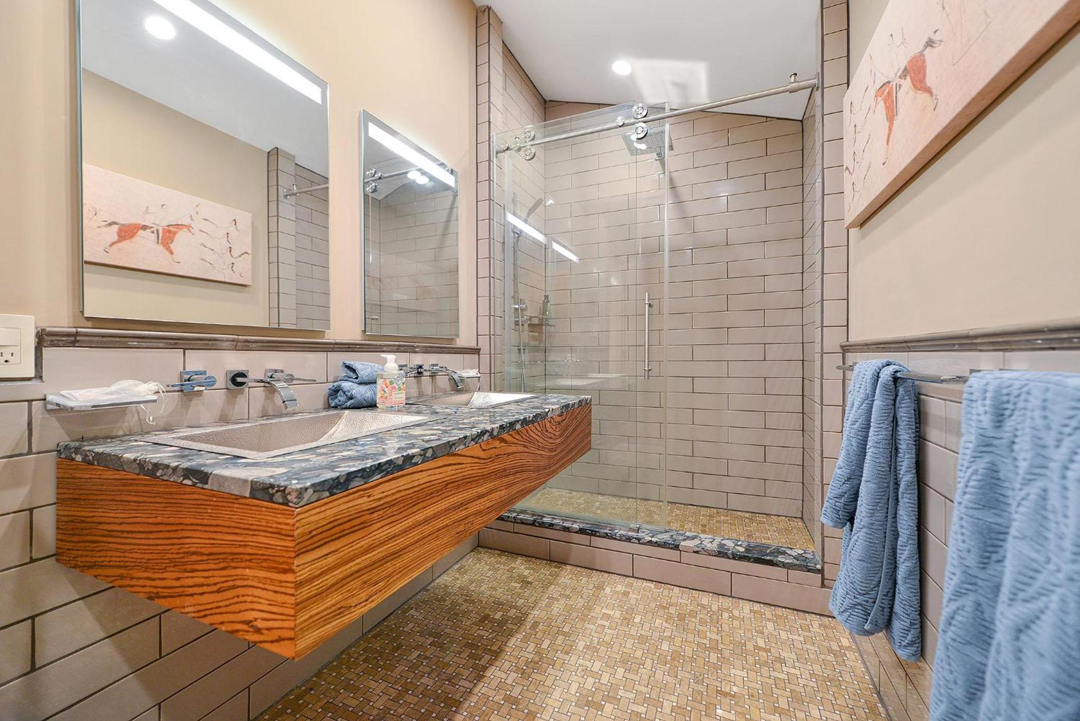 Salishan Tree House Suite by EMR Vacation Rentals