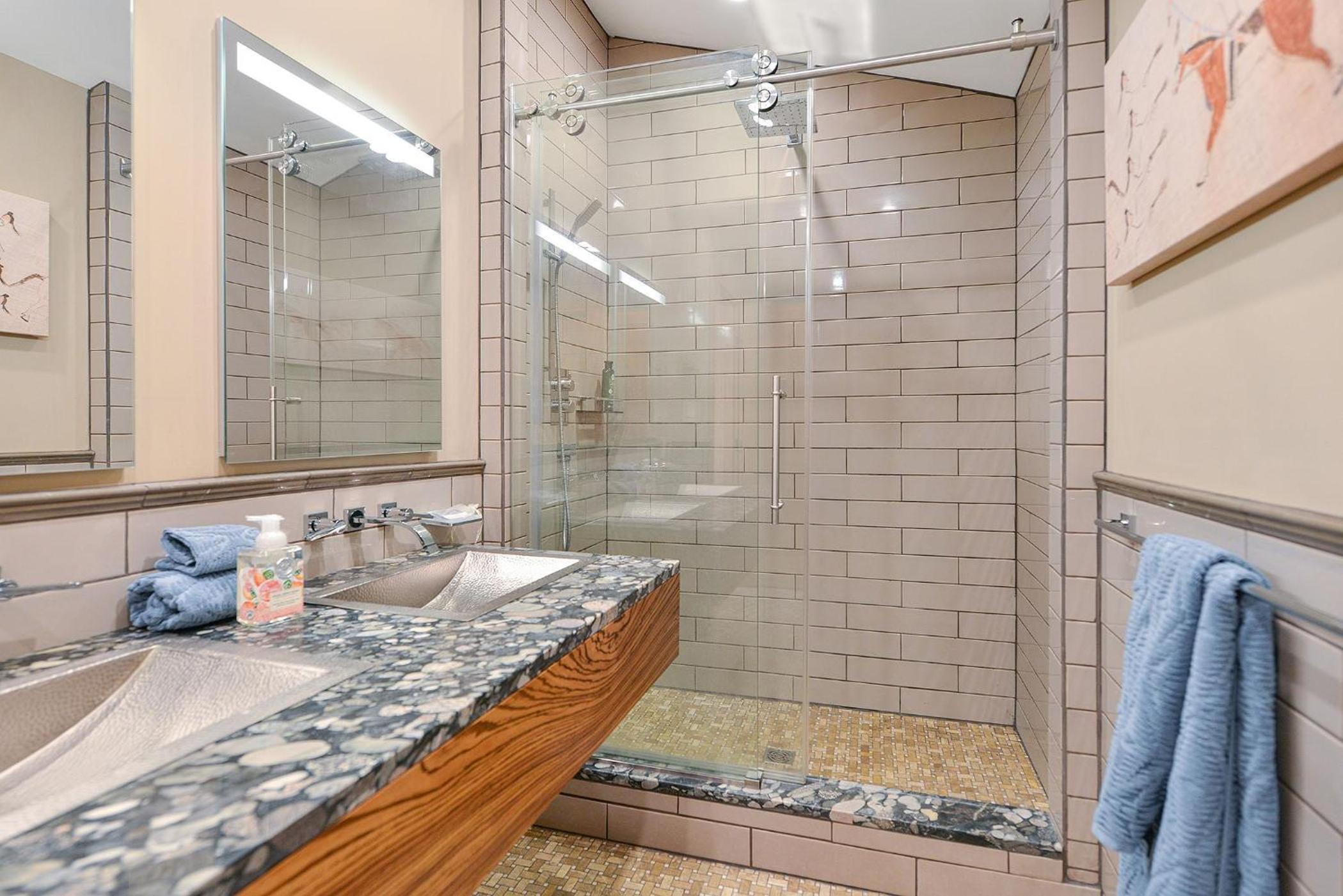 Salishan Tree House Suite by EMR Vacation Rentals