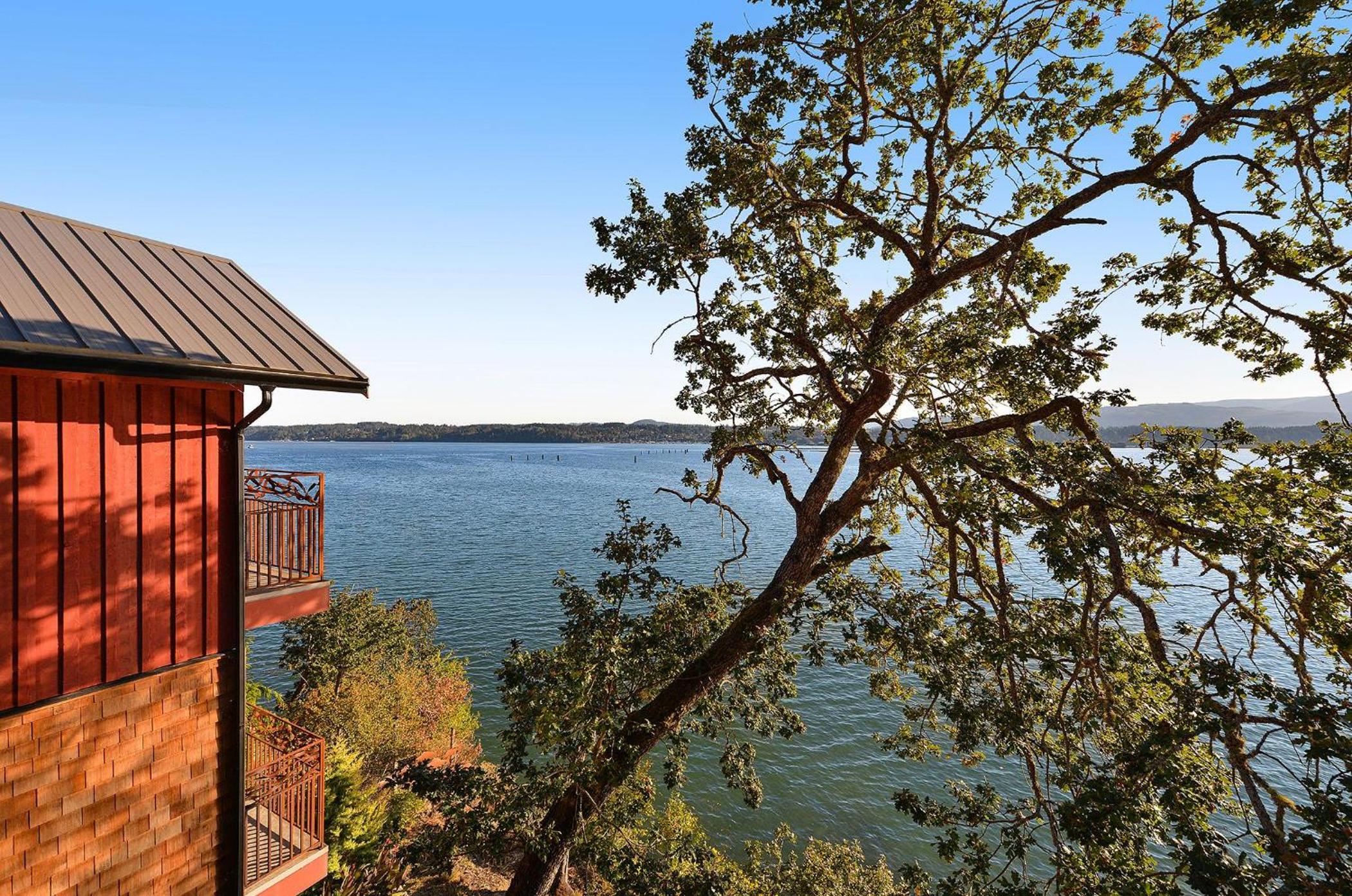 Salishan Tree House Suite by EMR Vacation Rentals