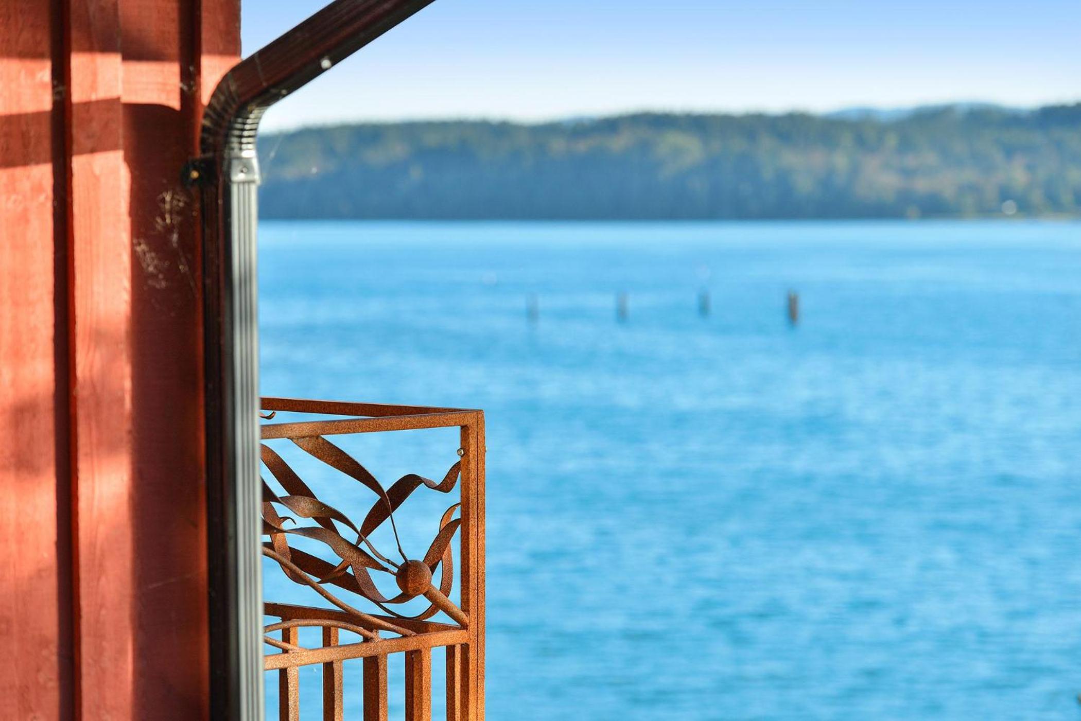 Salishan Tree House Suite by EMR Vacation Rentals