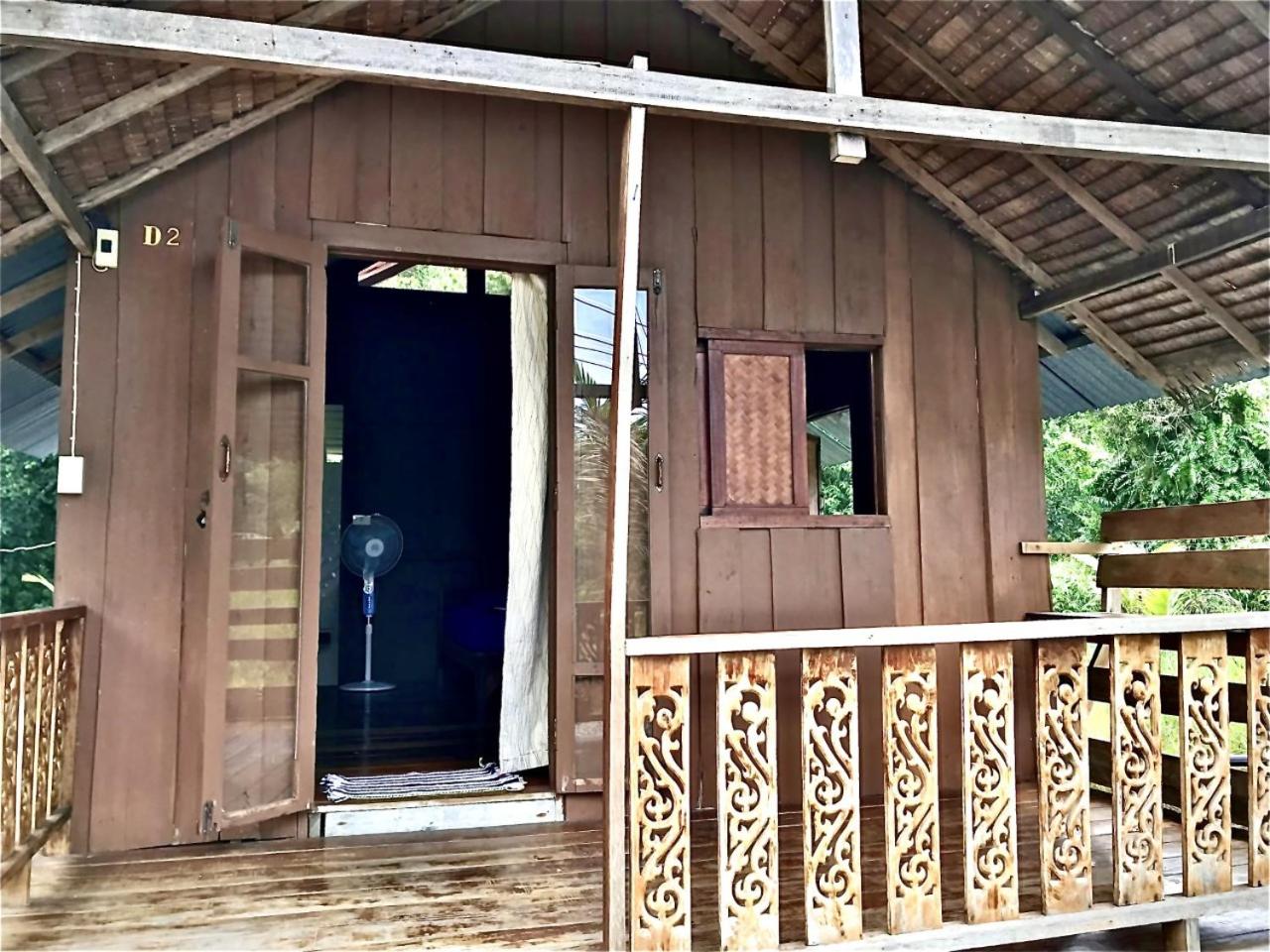Frog Garden Hut view 3
