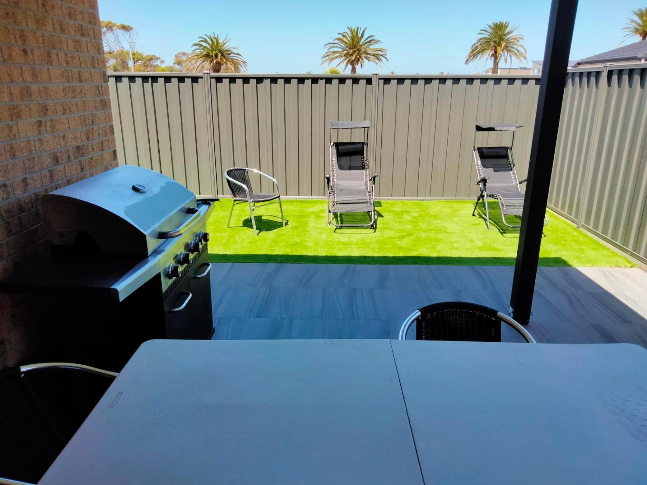 Modern and cosey 4 bedroom house walk to beach