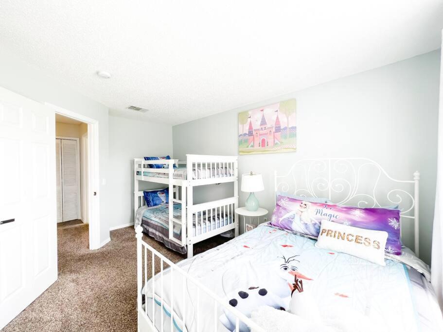 House with pool 4bed , near Disney Resort style view 3