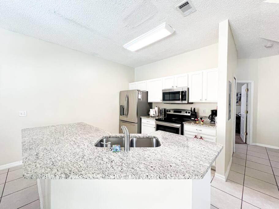 House with pool 4bed , near Disney Resort style view 4