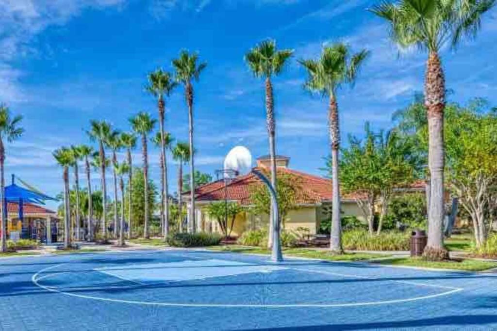 House with pool 4bed , near Disney Resort style view 5