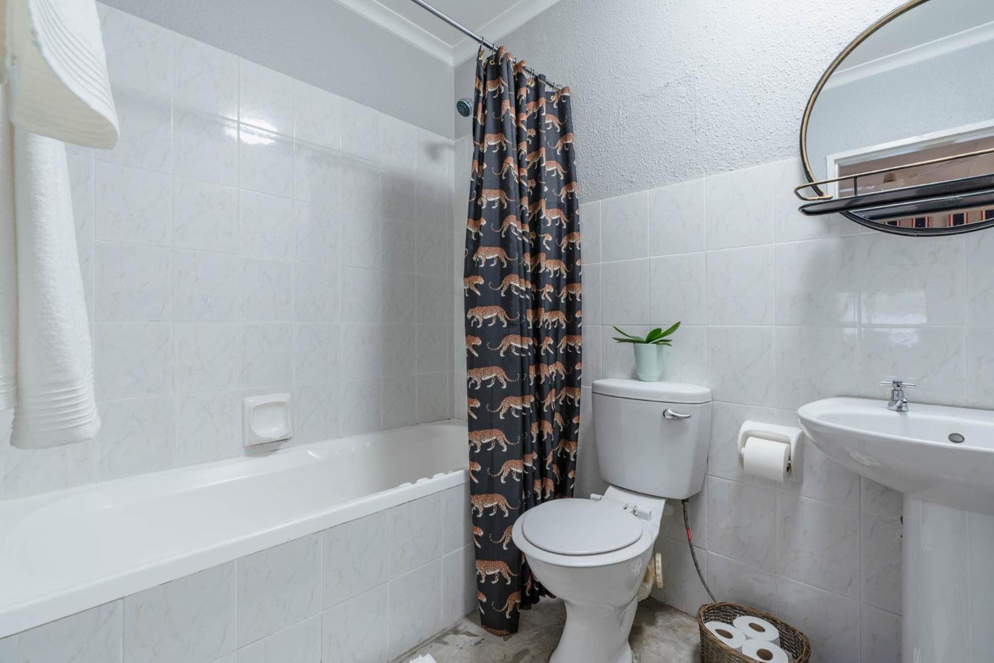 Johannesburg Vacations - Lovely 2 bedroom unit in the heart of Melville 127 - Property Image 3