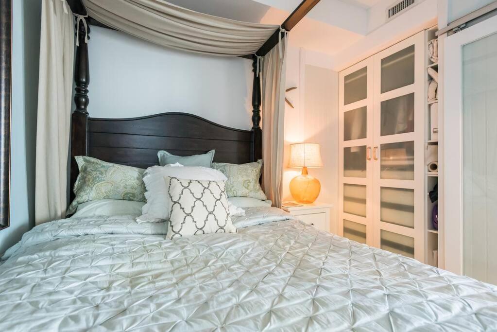 Stunning condo with fantastic view of the city!