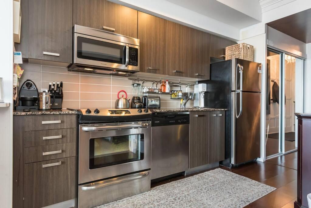 Stunning condo with fantastic view of the city!