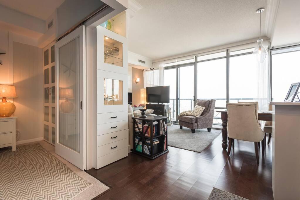 Stunning condo with fantastic view of the city!
