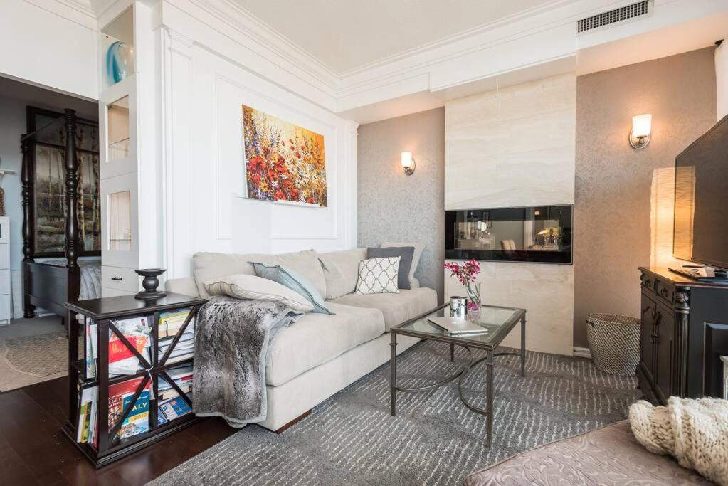 Stunning condo with fantastic view of the city!