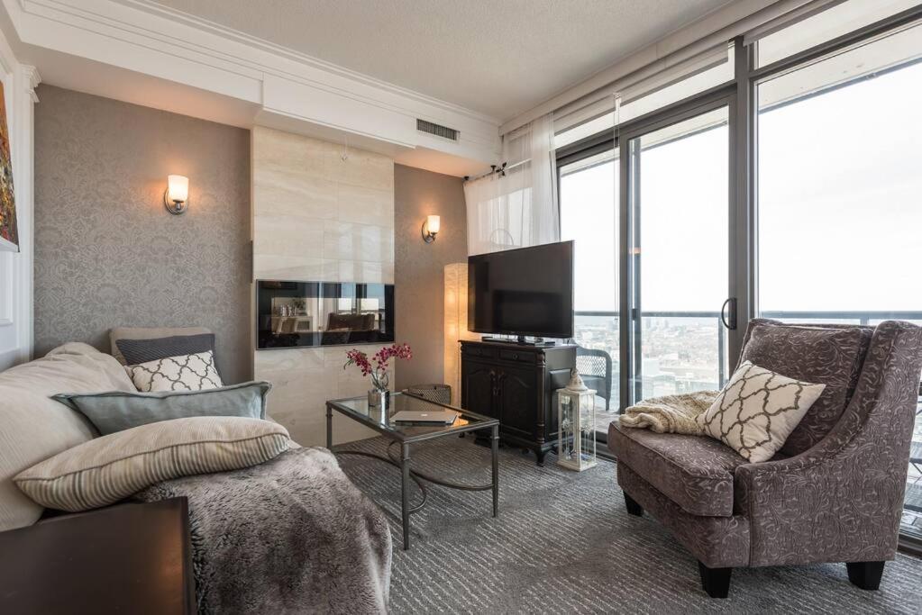 Stunning condo with fantastic view of the city!