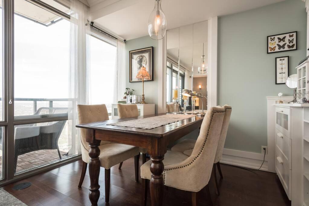 Stunning condo with fantastic view of the city!