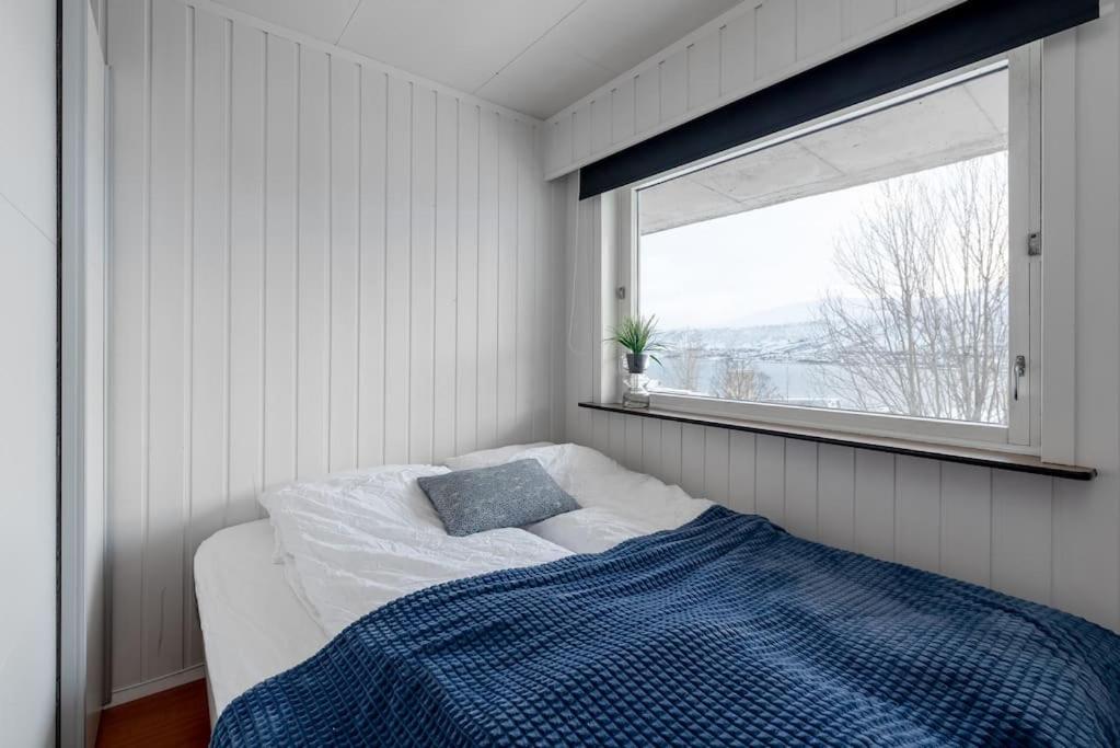 Central Tromsø Flat with Fjord Views view 5