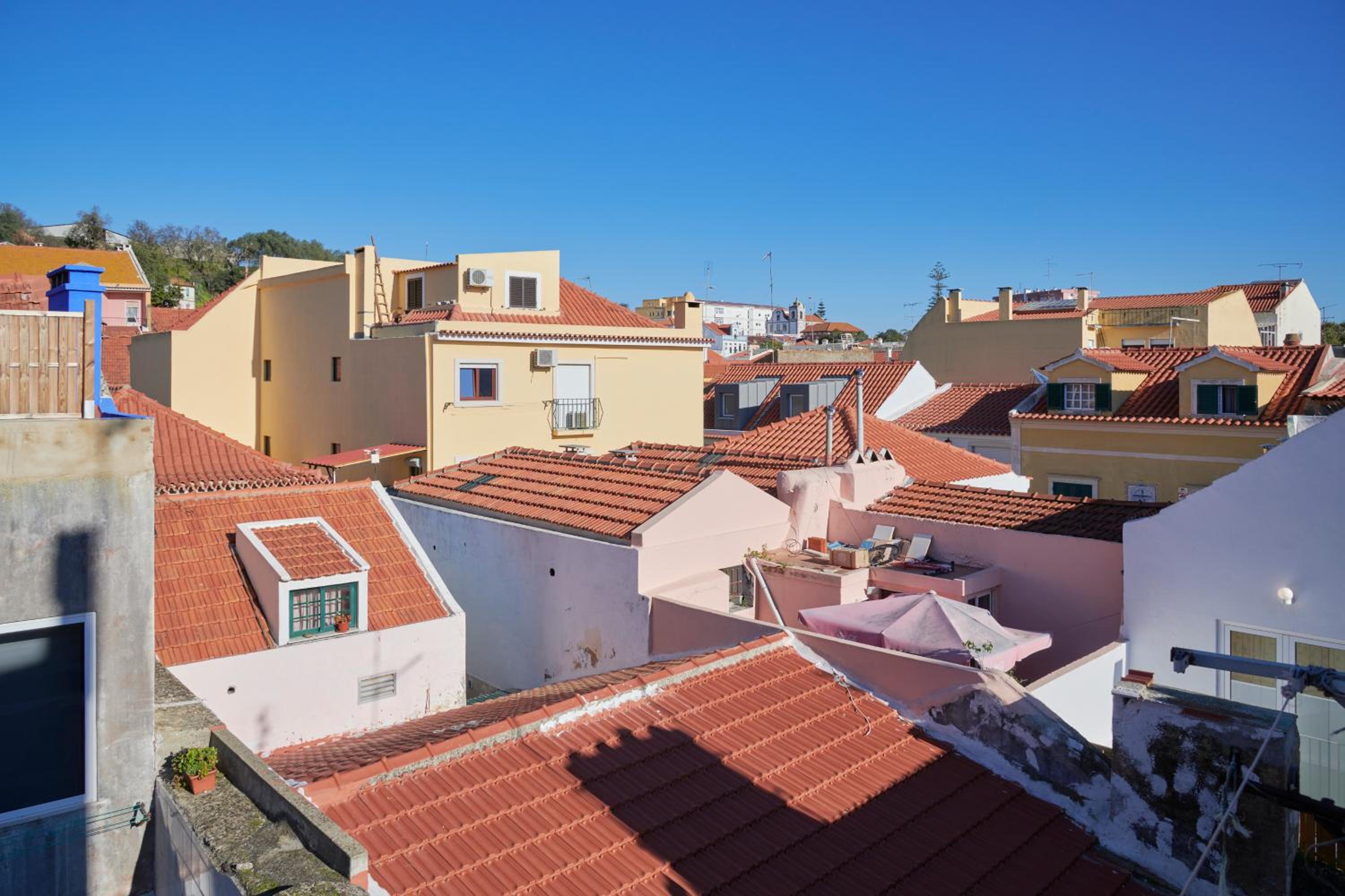 Central & Sunny 2BR Apt Near Beach, By TimeCooler view 4