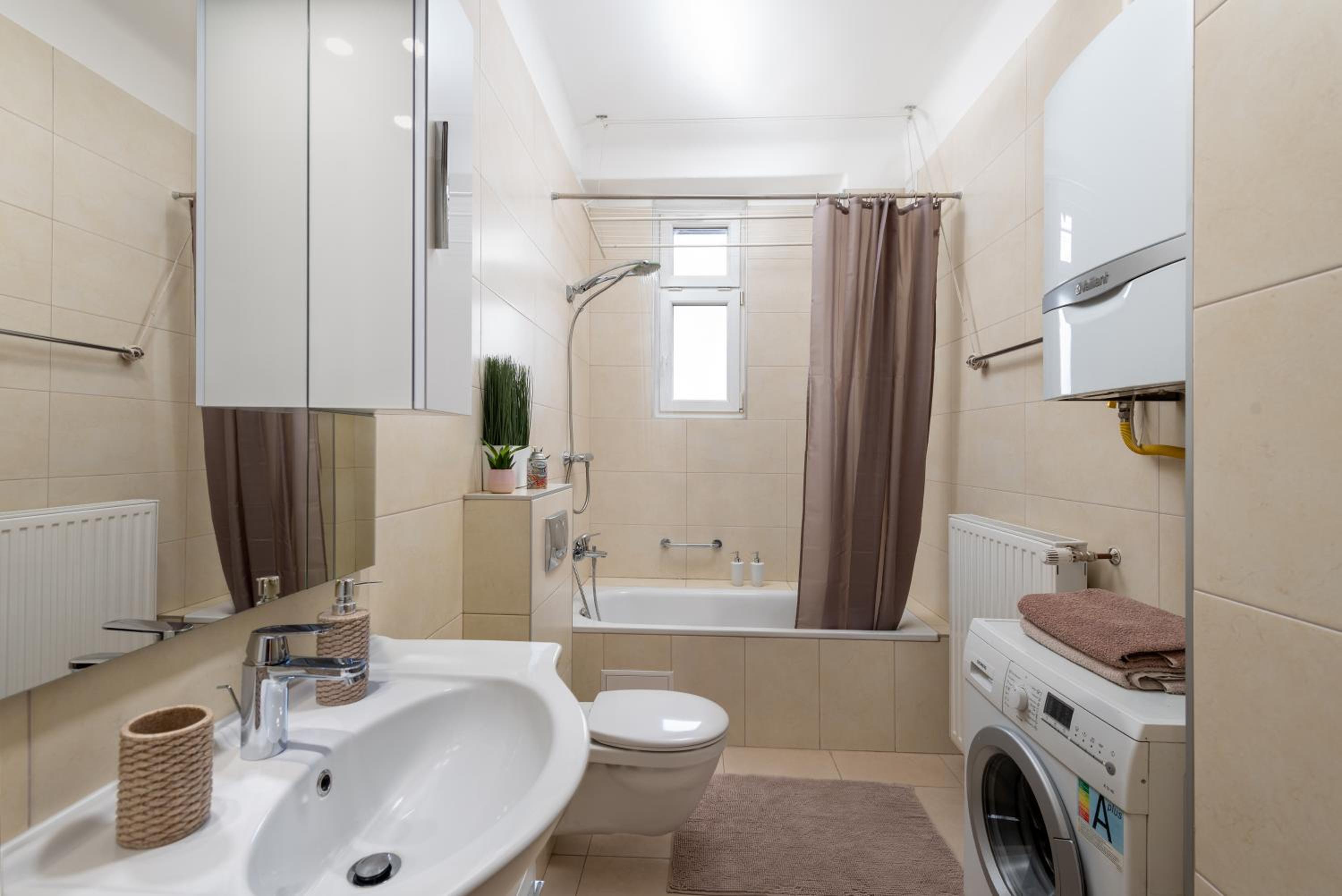 Budapest Deluxe Apartment with free car park view 3