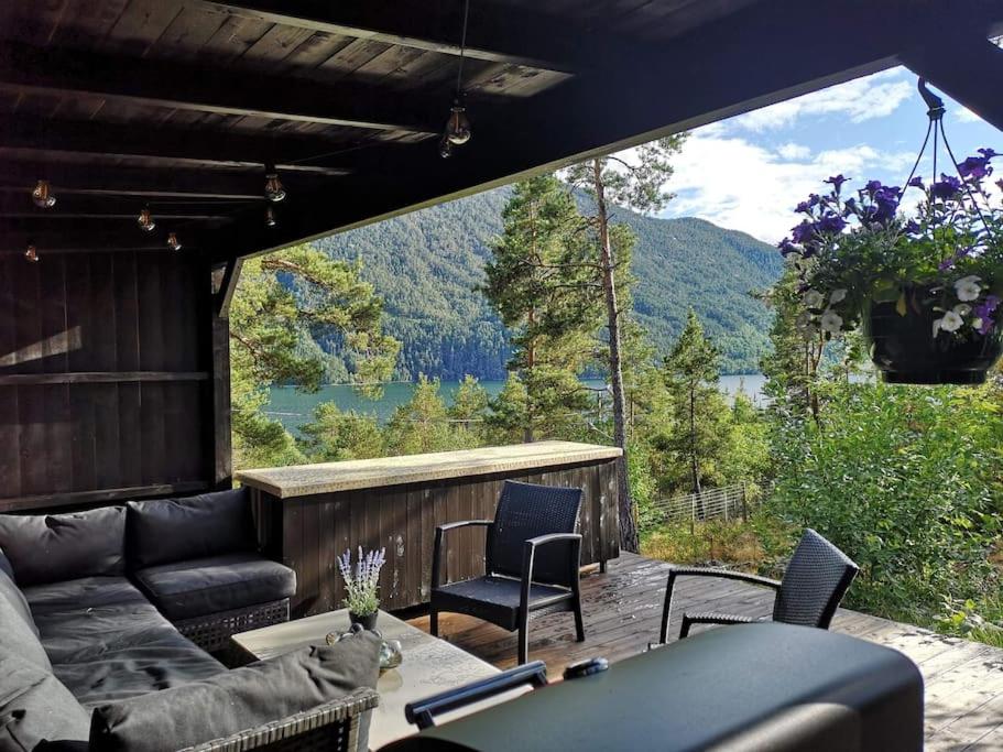 Gjestehus i Sogndal med utsikt over fjord og fjell