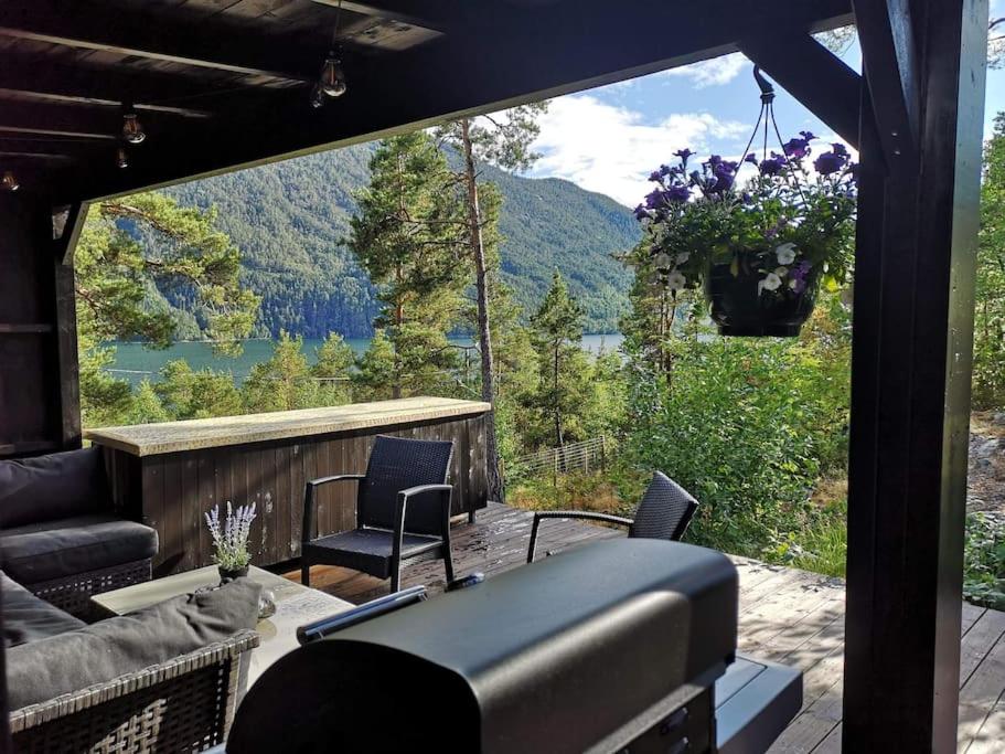 Gjestehus i Sogndal med utsikt over fjord og fjell