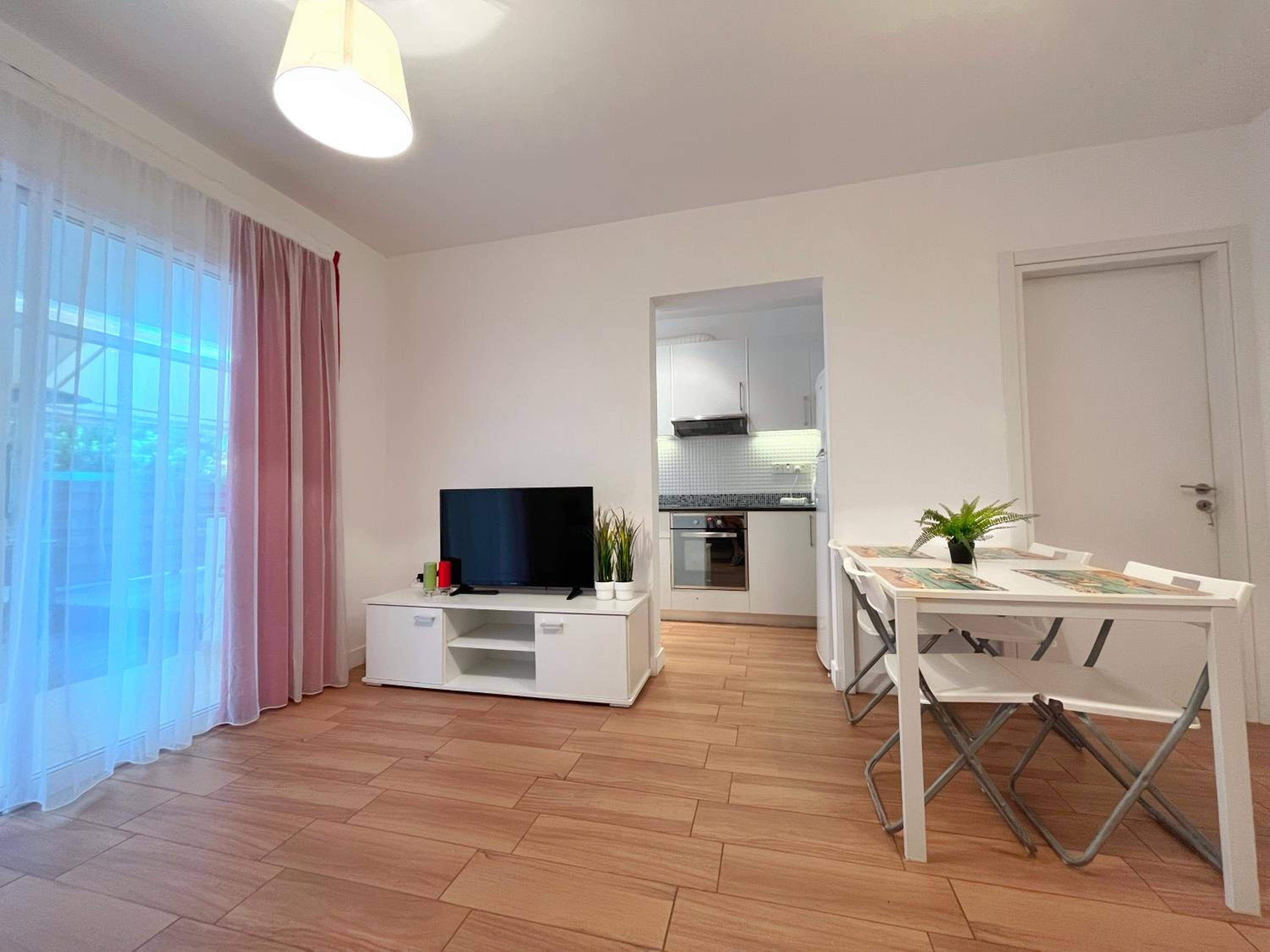 Central 2 Bedroom Apt Terrace and Pool view 2