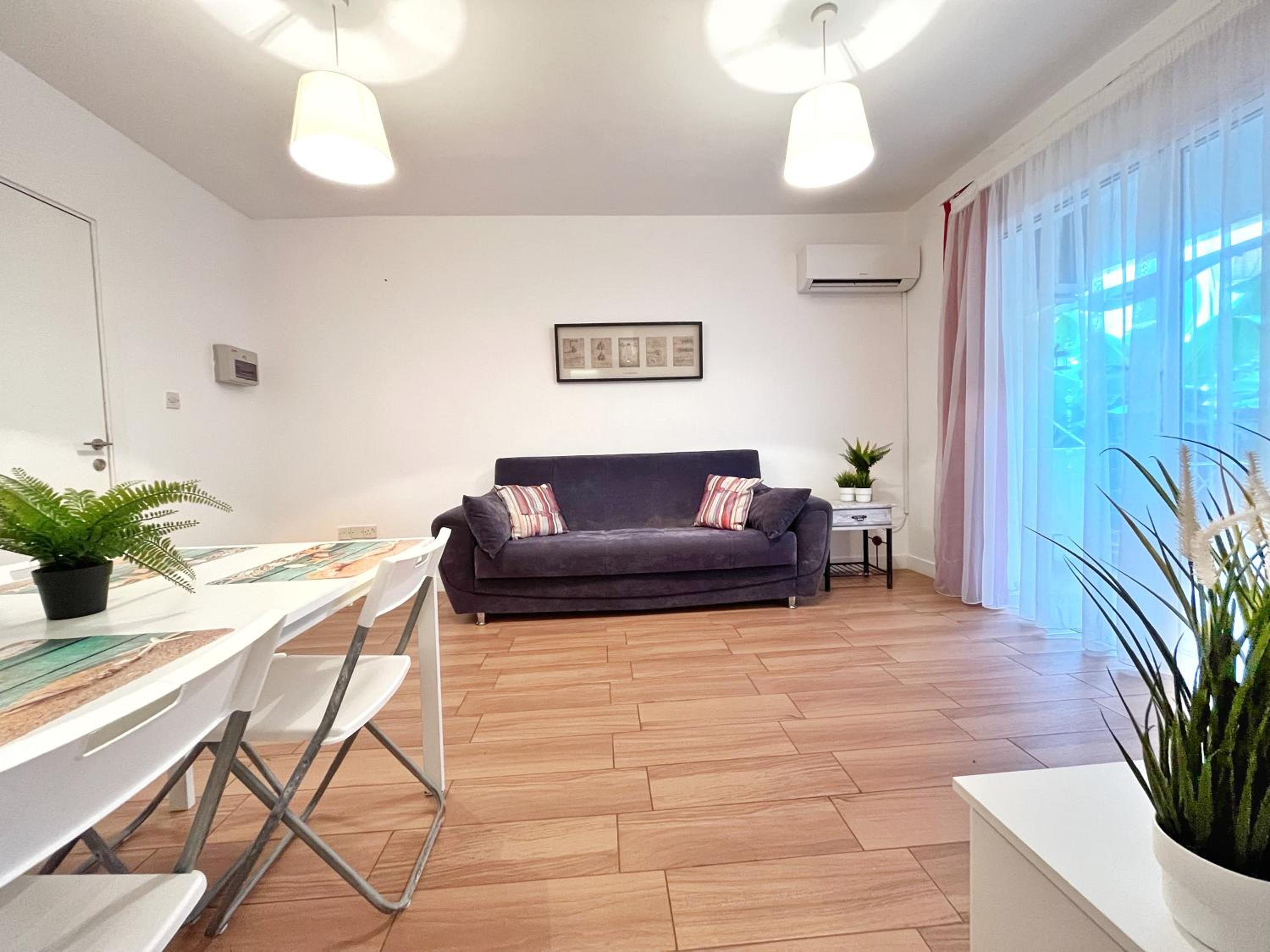 Central 2 Bedroom Apt Terrace and Pool view 4