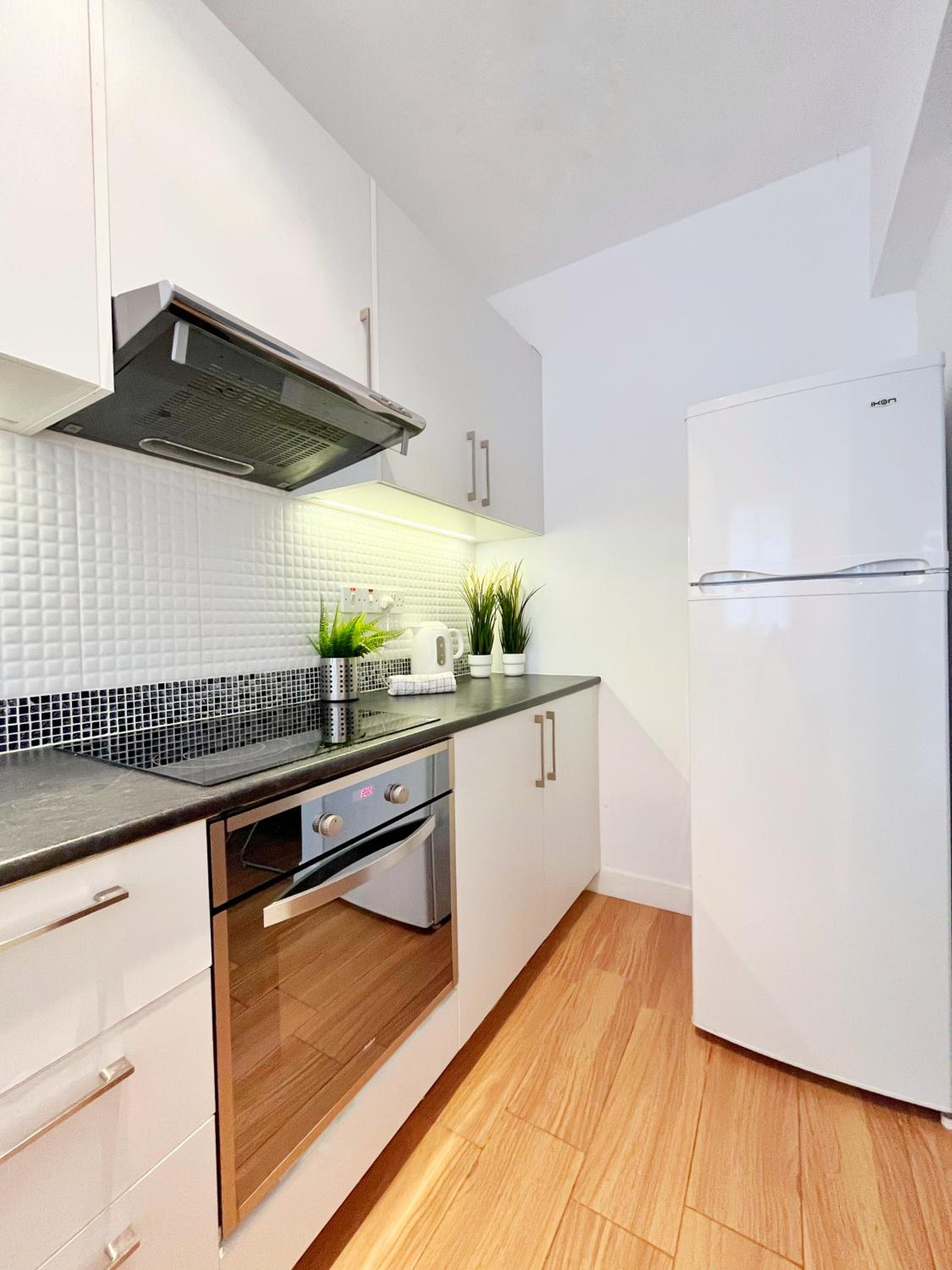 Central 2 Bedroom Apt Terrace and Pool view 3
